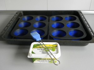 Untáis conj mantequilla los moldes de muffin o de aluminio