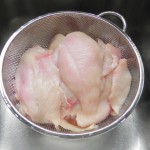 Limpiamos bien las pechugas debajo del grifo