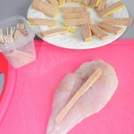 Salpimentamos bien la pechuga, y ponemos una tirita de foie en el medio