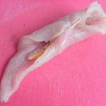 Envolvemos el foie con los dos laterales de la pechuga y ponemos un palillo
