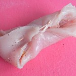 Subimos el piquito inferior que nos haya quedado y lo sujetamos con otro palillo
