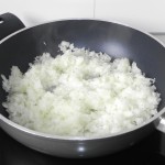 Picamos la cebolla y la doramos en una sartén con un chorrito de aceite