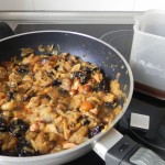 Y el agua de las setas junto con una pastilla de caldo de pollo