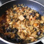 Añadís el agua y la pastilla de caldo de pollo