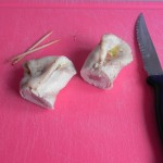 Cortáis cada rollito de pechuga en dos