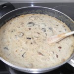 Añadis la nata y lo dejáis cocinar a fuego suave removiendo para que no se os pegue