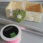 Papel celofán, cesta y lazo