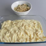 Ponéis los macarrones en una fuente de horno, y añadís las migas encima