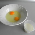 Mezcláis los huevos con la leche
