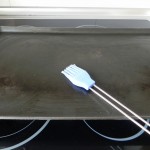 Pinceláis una sartén o plancha con mantequilla