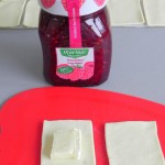 Y ponemos ahora un poco de mermelada de frambuesa en el centro