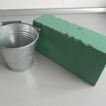Cortamos un trozo de esponja y la colocamos dentro del recipiente