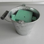 Colocamos la esponja verde dentro del recipiente