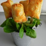 Piruletas de brie y mermelada de frambuesa