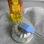 Untamos el molde con aceite para que no se nos peque la tortilla