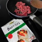 Freímos la carne en un poco de aceite con el sobre sazonador mexicano
