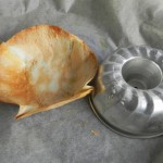Sacamos la tortilla del molde con mucho cuidado