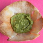 Ponemos un pococ de guacamole en el fondo