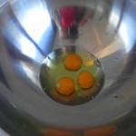 Ponemos los 3 huevos en un bol