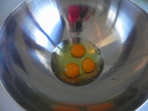 Ponemos los 3 huevos en un bol