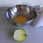 Añadimos la mantequilla tibia a los huevos batidos