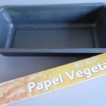 Forramos un molde con papel vegetal