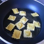 Freimos los ravioli en aceite caliente