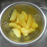 Colamos la manzana y retiramos la canela