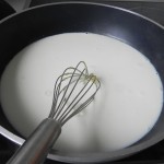 Añadimos la leche muy caliente y removemos sin parar