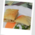 Hojaldres rellenos de trigueros, ajetes y gambas con bechamel de piquillos