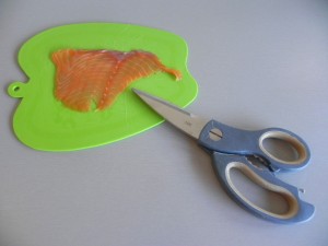 Cortamos el salmón en tiritas