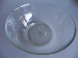 Ponemos la gelatina disuelta en agua caliente en el fondo de un recipiente