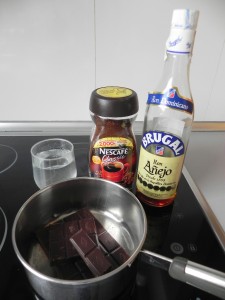 Derretimos el chocolate con el agua, la cuhcaradita de café y el ron