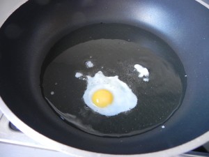 Freímos los huevos de codorniz