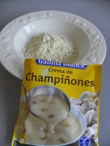 Ponemos la crema de champis en un plato o bol