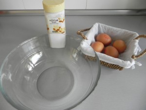 Batims los huevos con el azúcar glass