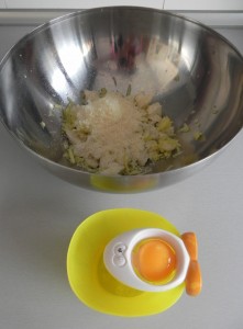 Incorproamos a la mexcla la yema de huevo