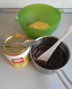 Añadimos el chocolate en el bol con menos masa
