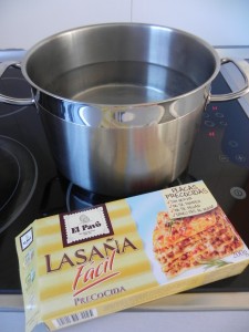 Anadimos las láminas de lasagna al agua