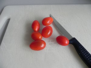 Partimos en dos los tomates cherry