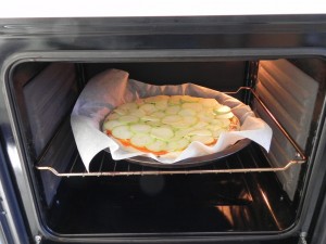 Metemos la pizza en el horno hasta que la base esté hecha