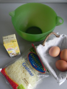 Mezclamos en un bol los huevos, el queso y la nata