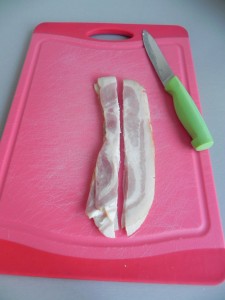 Cortamos la lonchas de bacon más o menos a este tamaño
