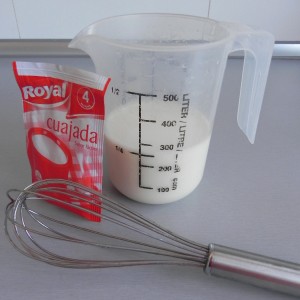 Diluimos un sobre de cuajada en 250 ml. de leche a temperatura ambiente