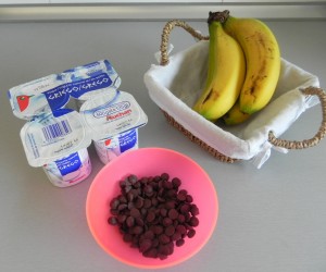 Ingredientes yogurt helado de plátano y pepitas de chocolate 