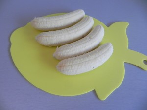 Pelamos y cortamos los plátanos