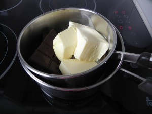 Derretimos el chocolate con la mantequilla