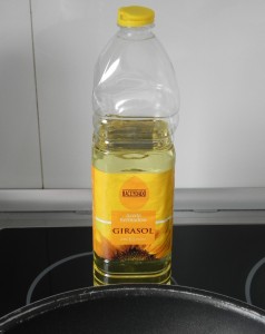 Ponemos aceite de girasol en una sartén honda