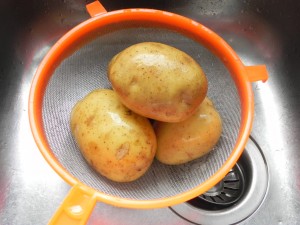 Lavamos muy bien las patatas
