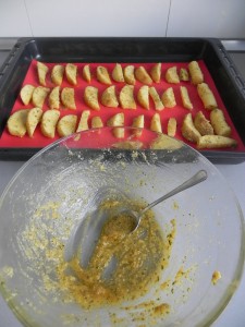 Añadimos lo que nos de la marinada sobre por encima de las patatas